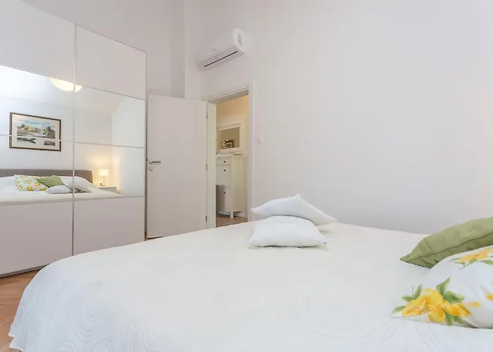 Tena * Tribunj (Sibenik-Knin)